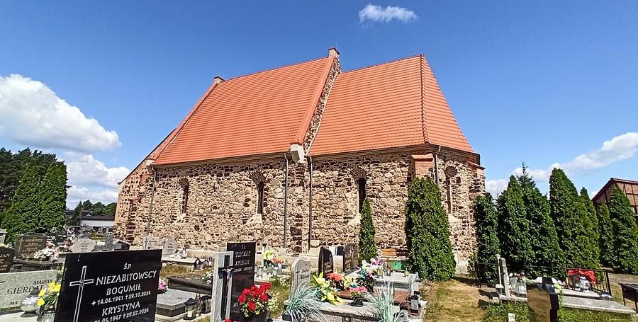 Zbudowany z kamienia polnego i rudy darniowej kościół w Rudnie