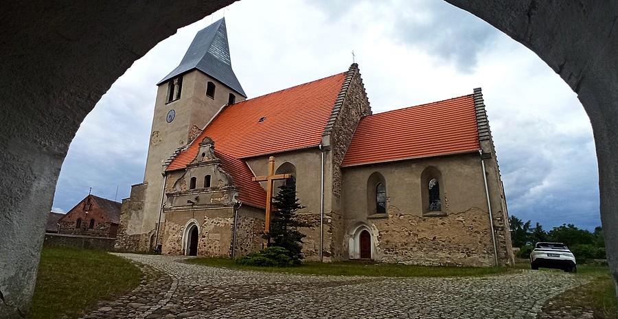 Gotycki kościół w Siecieborzycach. Zbudowany w XIII w. Wzbogacony o wieżę i zakrystię w XVI w.