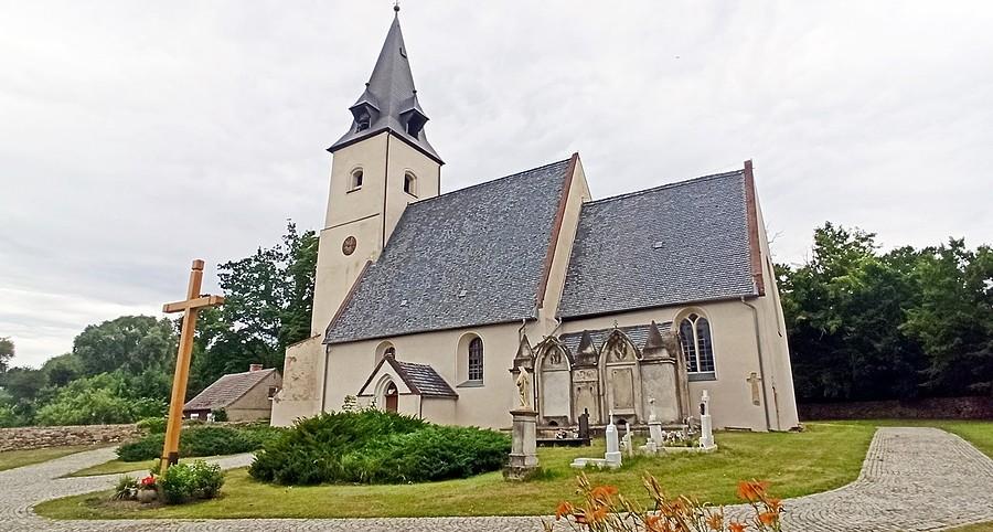 Kościół w Borowie Wielkim wzniesiony w XIII w. Rozbudowany w XV i XVIII w.