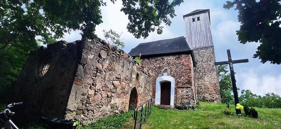 Kaplica św. Anny i kościół św. Klemensa z drewnianą wieżą w Borowie Polskim