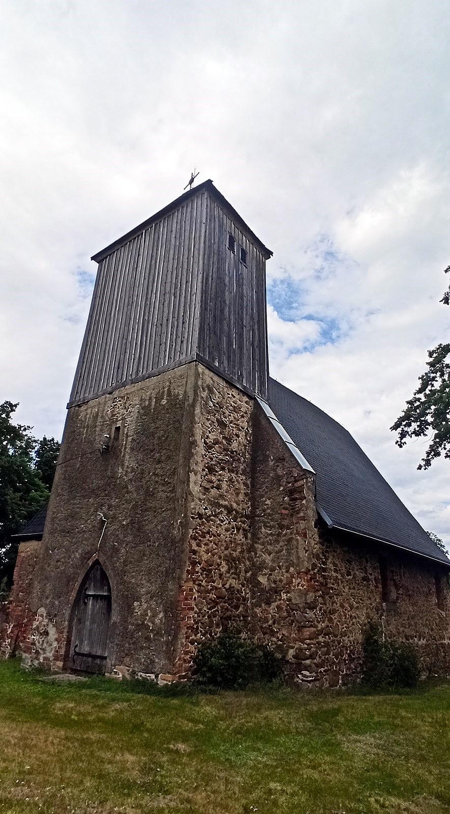 Późnogotycki kościół św. Klemensa w Borowie Polskim. Wybudowany z kamienia polnego i cegieł przed 1414 r. Obecna forma pochodzi z XVI w.