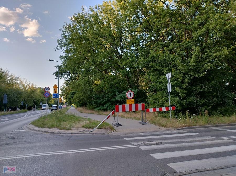Zagrodzili chodnik i co dalej?