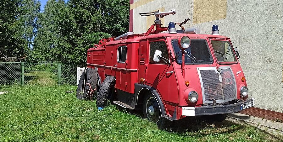 Stary wóz strażacki przed remizą w Nowej Wsi Lubińskiej