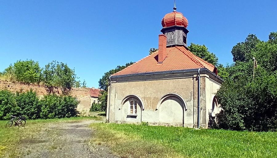 Jeden z dwóch budynków mieszkalnych w kompleksie pałacowo-folwarcznym w Jędrzychowie