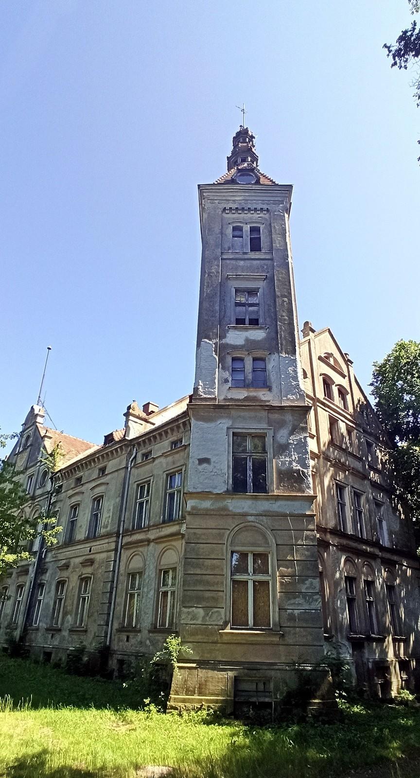 Charakterystyczna wieża jędrzychowskiego pałacu