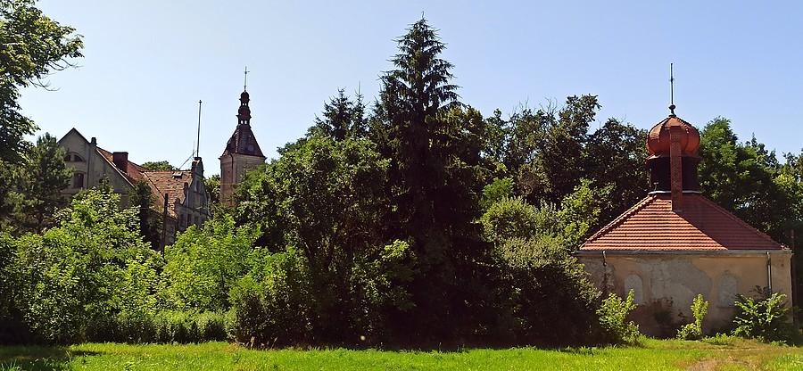 Widok na zespół pałacowo-folwarczno-parkowy w Jędrzychowie