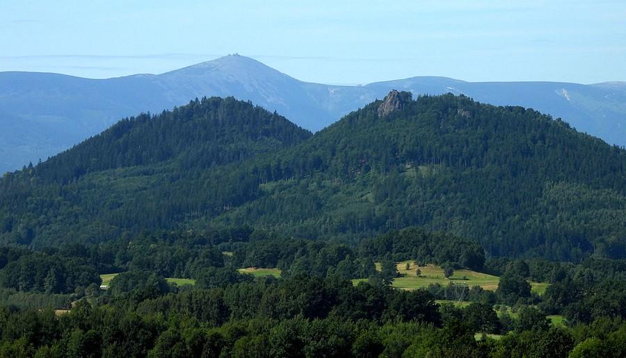 Rudawy Janowickie, za nimi Karkonosze