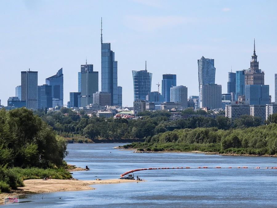 A pośrodku wieżowców gmach Sejmu