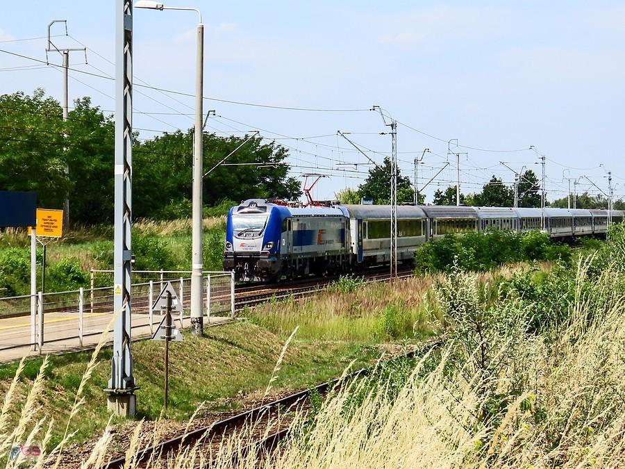 TLK Lubomirski pędzi przez przystanek Warszawa Dawidy