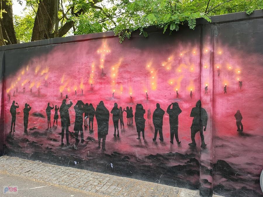 Mistyczny mural na murze Wyścigów