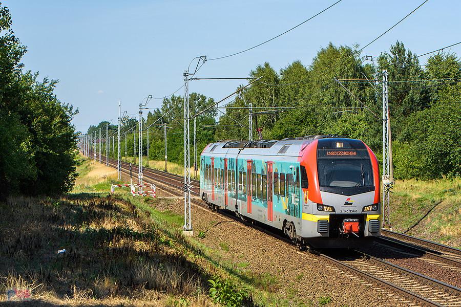 Szlak: podg. Wyczerpy - Częstochowa, linia D29-1. L-4268-006 Łódzkiej Kolei Aglomeracyjnej jako poc. L 14203 relacji: Łódź Fabryczna - Częstochowa mija dzielnicę Wyczerpy-Aniołów.
