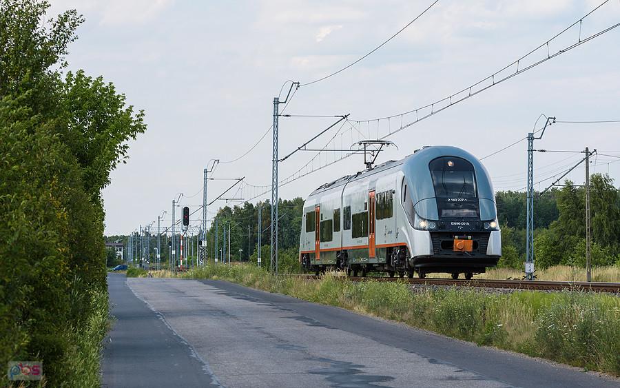 Szlak: Rząsawa - podg. Wyczerpy, linia D29-146. EN96-001 jako poc. Regio 44262/3 relacji: Chorzew-Siemkowice - Częstochowa rozpędza się po opuszczeniu stacji Rząsawa.