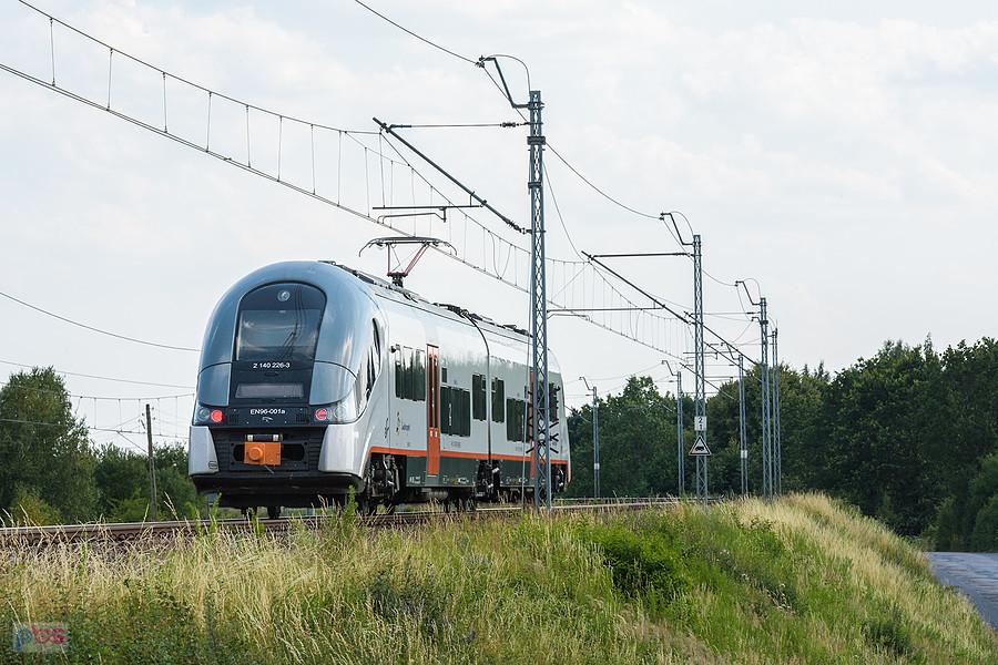 Szlak: Rząsawa - podg. Wyczerpy, linia D29-146. EN96-001 jako poc. Regio 44262/3 relacji: Chorzew-Siemkowice - Częstochowa rozpędza się po opuszczeniu stacji Rząsawa.