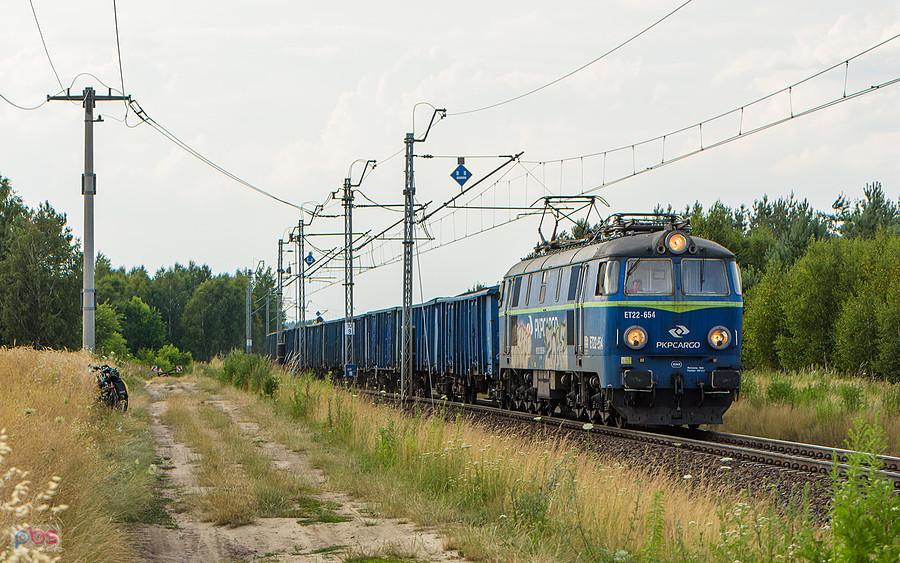 Szlak: Cykarzew - Rząsawa, linia D29-146. ET22-654 mija Stary Cykarzew, kierując się w stronę Częstochowy. Tutaj akurat słońce za chmurami przysłużyło się ujęciu ;)