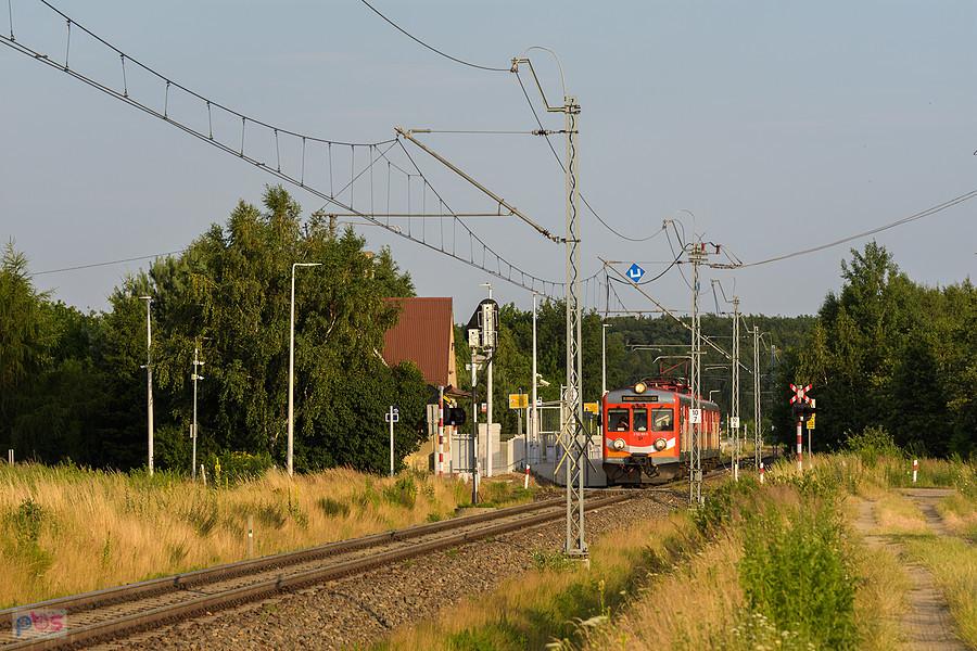 Szlak: Rząsawa - Cykarzew, linia D29-146. EN57-1402 jako poc. Regio 44256/7 relacji: Częstochowa - Chorzew-Siemkowice stoi przy peronie przystanku osobowego Stary Cykarzew.