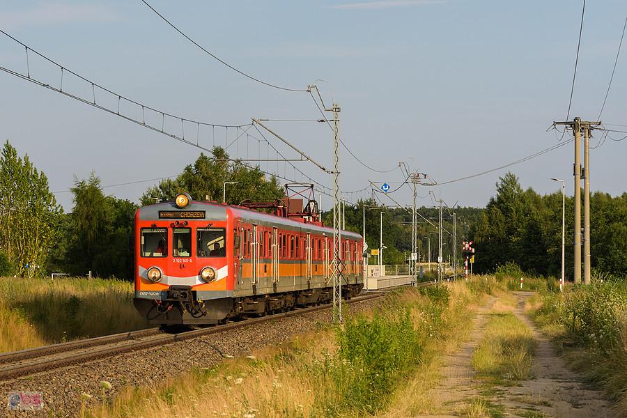 Szlak: Rząsawa - Cykarzew, linia D29-146. EN57-1402 jako poc. Regio 44256/7 relacji: Częstochowa - Chorzew-Siemkowice rozpędza się po odjeździe przystanku osobowego Stary Cykarzew.