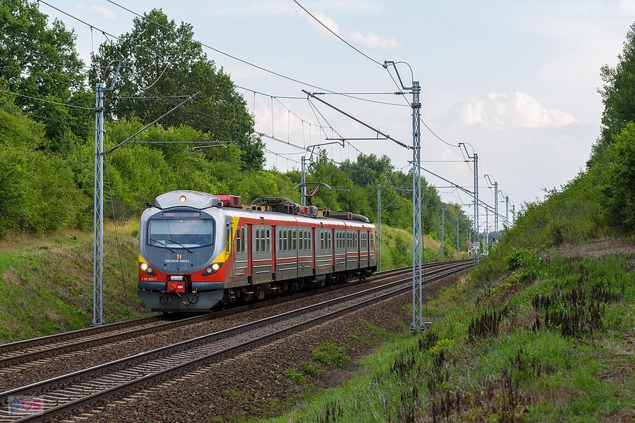 Szlak: Częstochowa - podg. Wyczerpy, linia D29-1. EN57AKM-3003 jako poc. Regio 41224 relacji: Częstochowa - Łódź Kaliska mija dzielnicę Wyczerpy-Aniołów.