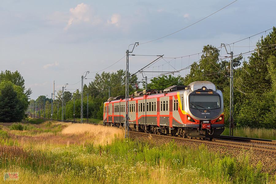 Szlak: podg. Wyczerpy - Częstochowa, linia D29-1. EN57-1479 jako poc. Regio 14225 relacji: Łódź Fabryczna - Częstochowa jedzie wzdłuż ul. Solnej w dzielnicy Wyczerpy-Aniołów