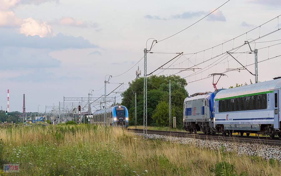 22WEd-009 jako poc. KS 94515 (Częstochowa - Lubliniec) mija się za stacją Częstochowa Stradom z EU160 prowadzącym poc. IC 61110 "Śnieżka" (Wrocław Główny - Warszawa Wschodnia)