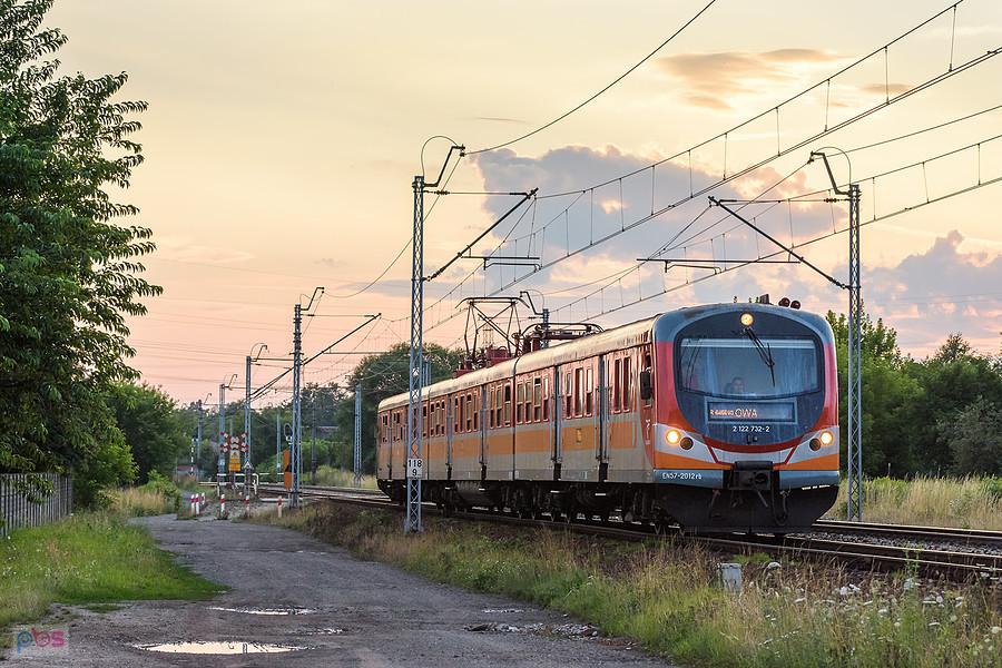 EN57-2012 jako poc. Regio 64551/0 relacji: Wrocław Główny - Częstochowa zbliża się do semaforów wjazdowych stacji Częstochowa Stradom, linia D29-61.