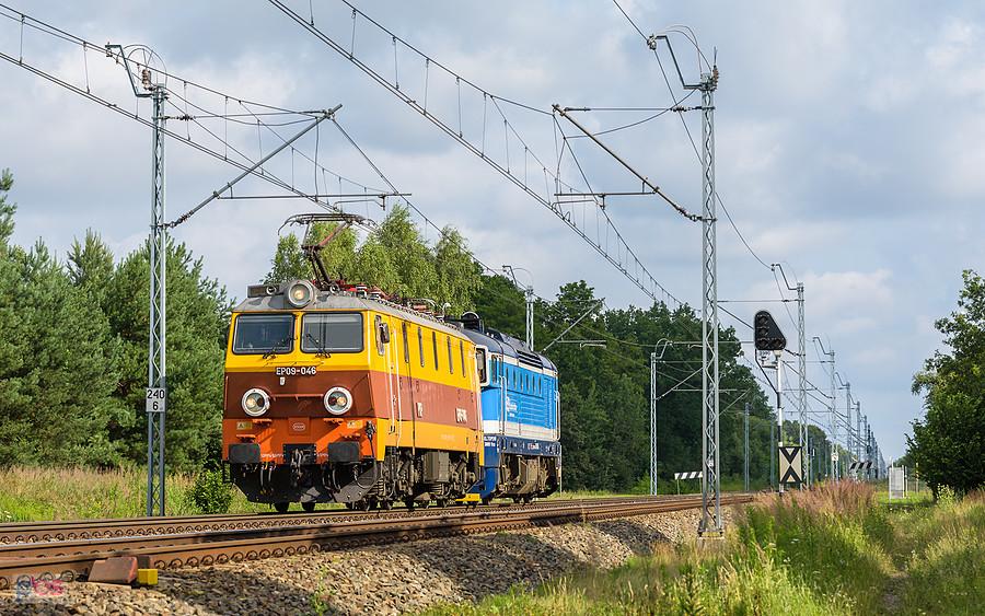 Szlak: Częstochowa Towarowa - Poraj, linia D29-1. EP09-046 ciągnie "zimną" 754 025-5 mijając miejscowość Zawodzie i kierując się w stronę Zawiercia.
