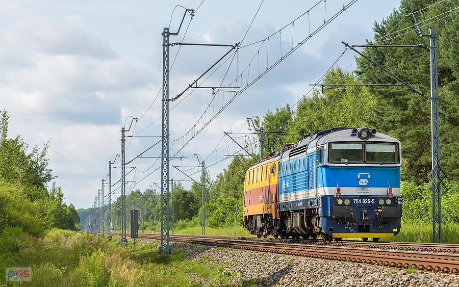 Szlak: Częstochowa Towarowa - Poraj, linia D29-1. EP09-046 ciągnie "zimną" 754 025-5 mijając miejscowość Zawodzie i kierując się w stronę Zawiercia.