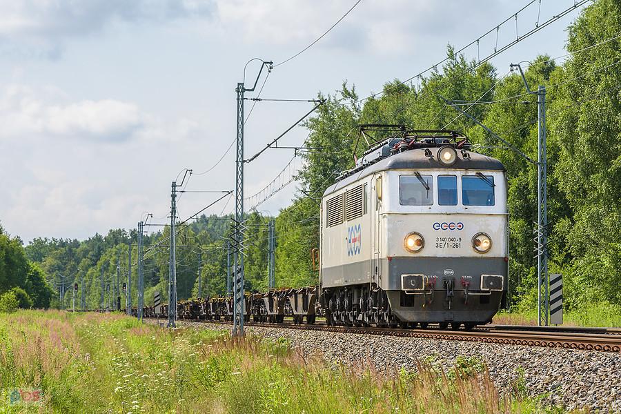 Szlak: Poraj - Częstochowa Towarowa, linia D29-1. "Sputnik" (3E/1-261) ze składem platform do przewozu kontenerów (na samym końcu jechały też trzy kontenery) mija Zawodzie, kierując się na północ.