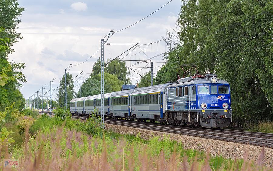 Szlak: Częstochowa Stradom - podg. Kucelinka, linia D29-61. EP07-1055 z poc. IC 62100 "Bolko" relacji: Wrocław Główny - Lublin mija pogranicze dzielnic Błeszno i Wrzosowiak.
