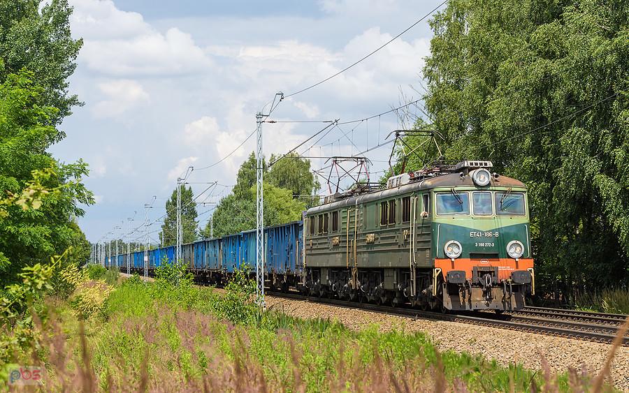 Szlak: Częstochowa Stradom - podg. Kucelinka, linia D29-61.ET41-186 w historycznych barwach mija pogranicze dzielnic Błeszno i Wrzosowiak, kierując się w stronę Kucelinki.