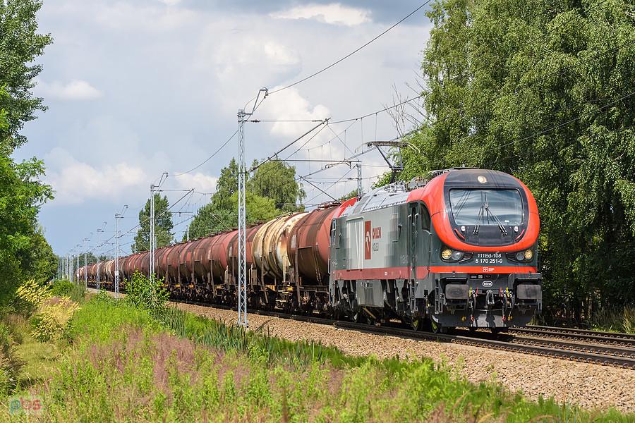 Szlak: Częstochowa Stradom - podg. Kucelinka, linia D29-61. Gama 111Ed-108 mija pogranicze dzielnic Błeszno i Wrzosowiak, kierując się w stronę Kucelinki.