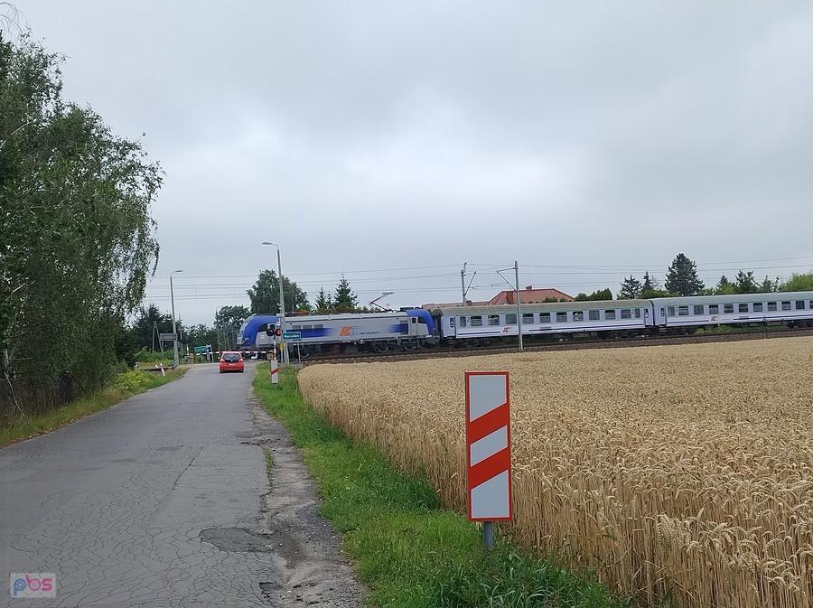 Pociąg na przejeździe na granic Warszawy i Jawczyc