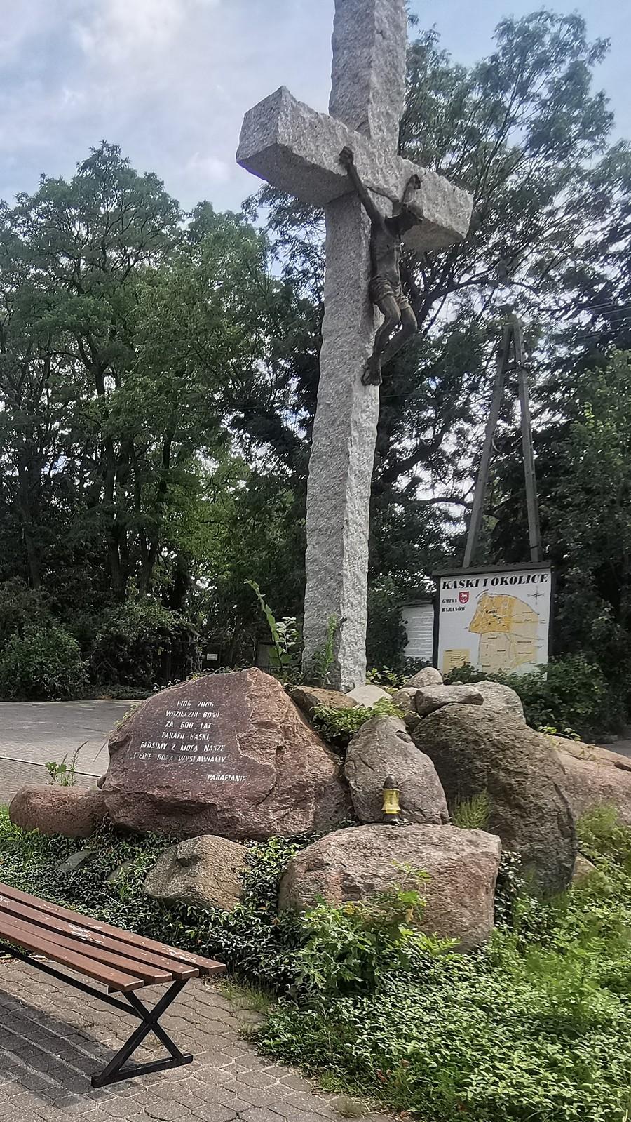 Krzyż przed kościołem