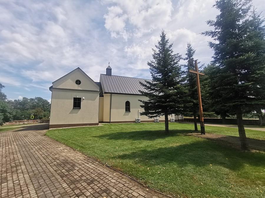 Kościół "jest budowlą jednonawową bez określonego stylu"