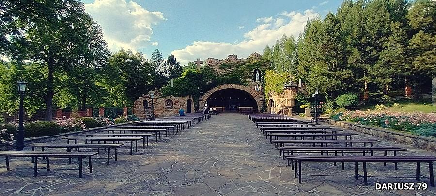 Grota Sanktuarium Matki Bożej z Lourdes - Porąbka Uszewska