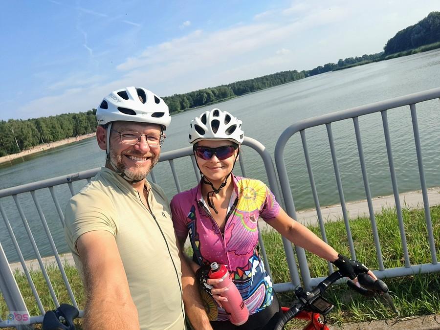Dwoje rowerzystów nad jeziorem