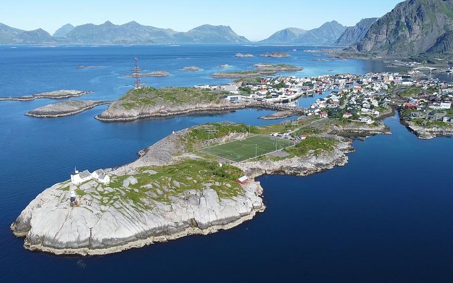 Dronowy widoczek na Henningsvær