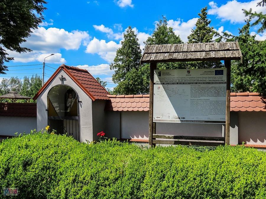 Tablica przy kościele w Świniarach