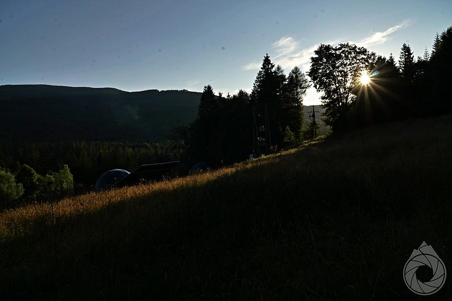 ostatnie słońce nad glampingiem nad Korbielowem