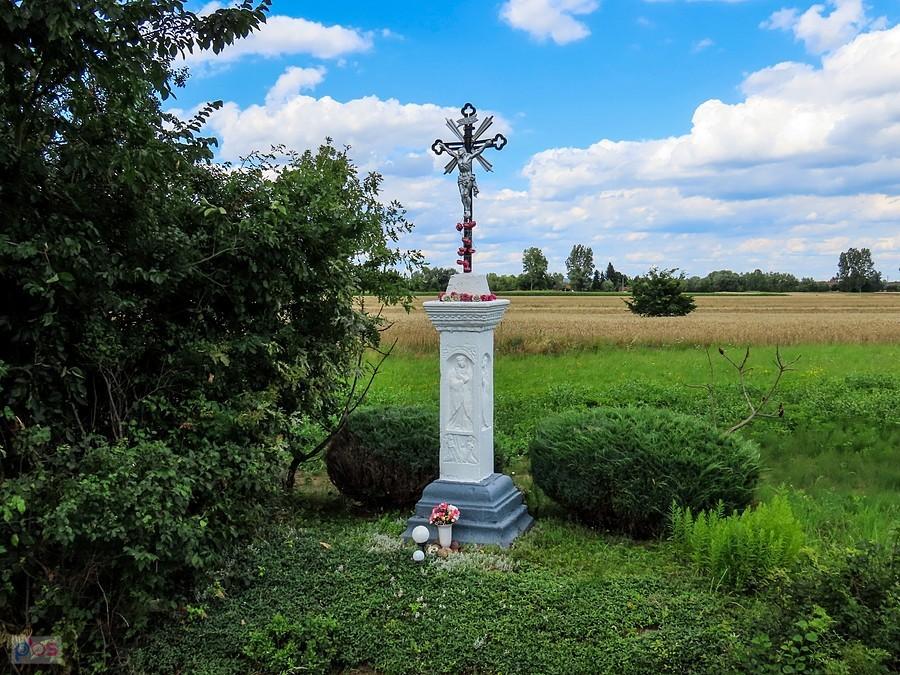 Krzyż przy drodze z Brzostkowa do Kawęczyna