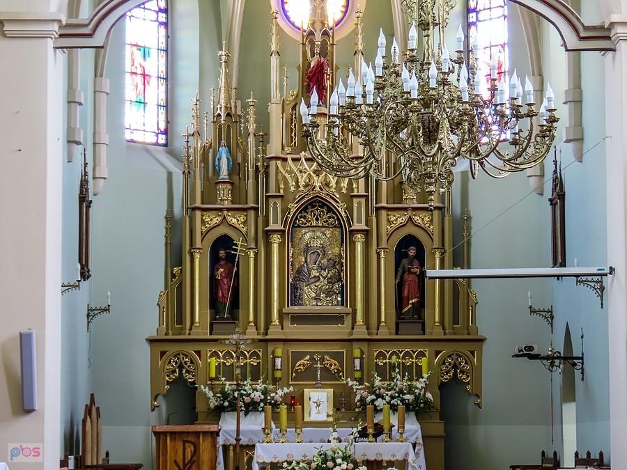 Ostrowce - w ołtarzu znajduje się słynący łaskami obraz Matki Bożej z II poł. XVI w