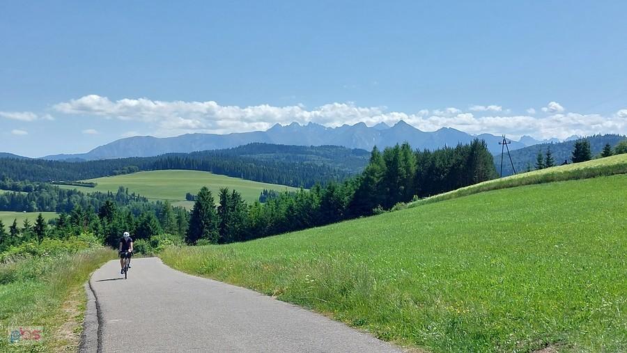 Widok na tatry z drogi powyżej Kacwina