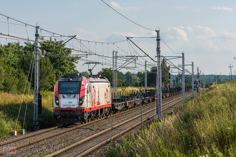 Szlak: Chorzew Siemkowice - Rusiec Łódzki, linia D29-131. E6ACTab-038 Kolprem-u mija Tuchań, kierując się na północ.