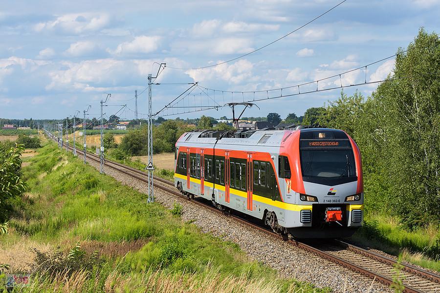 Szlak: Cykarzew - Rząsawa, linia D29-146. L-4268-010 jako poc. L-14203 Ł relacji: Łódź Fabryczna - Częstochowa mija Lubojenkę.