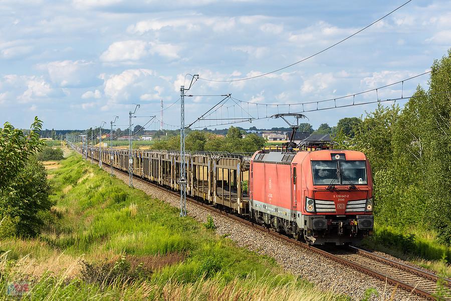 Szlak: Cykarzew - Rząsawa, linia D29-146. Vectron X4EC-047 zbliża się do semafora wjazdowego Rząsawy, mijając wieś Lubojenka.