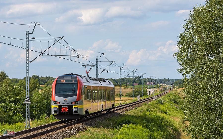 Szlak: Rząsawa - Cykarzew, linia D29-146. L-4268-010 jako poc. L-41204 Ł relacji: Częstochowa - Łódź Fabryczna mija Lubojenkę.