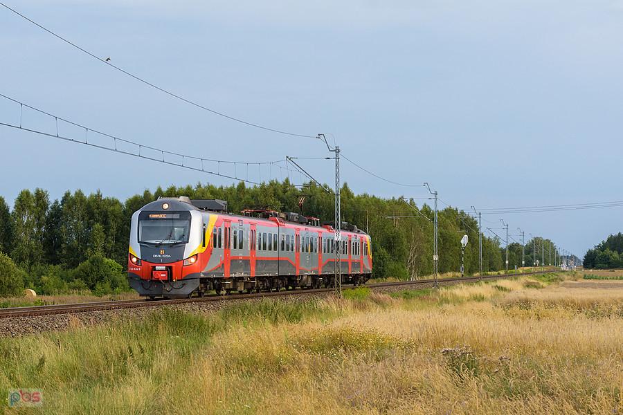 Szlak: Brzeźnica nad Wartą - Biała Pajęczańska, linia D29-146. EN57AL-1222 jako poc. Regio 44256/7 relacji: Częstochowa - Chorzew Siemkowice mija pola w Nowej Brzeźnicy.