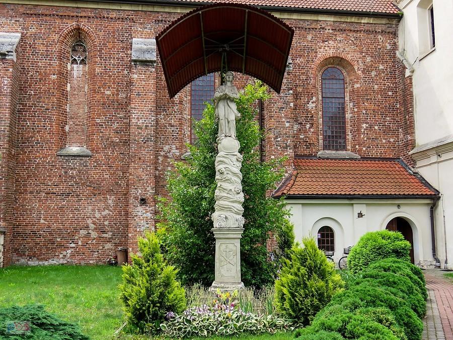 Nowy Korczyn - XVIII wieczna rokokowa Immaculata z koszmarnym daszkiem