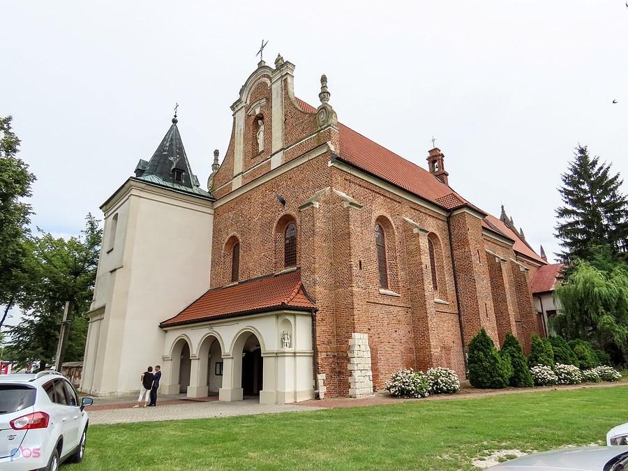 Część frontowa kościoła św. Stanisława w Nowym Korczynie z licznymi przebudowaniami