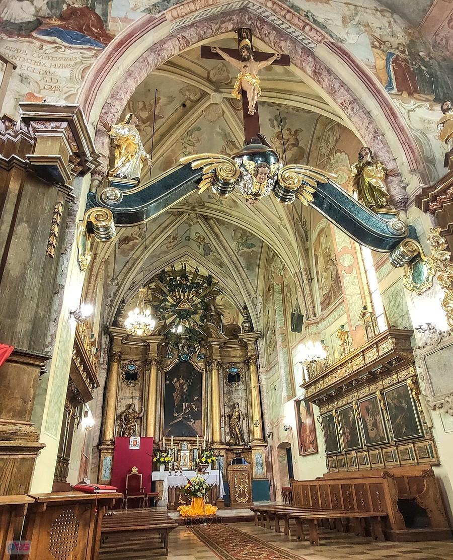 Belka tęczowa z krucyfiksem i figurami Matki Boskiej oraz św. Jana Ewangelisty