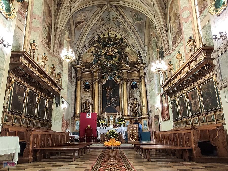 Ołtarz główny kościoła św. Stanisława z obrazem "Wskrzeszenie Piotrowina"